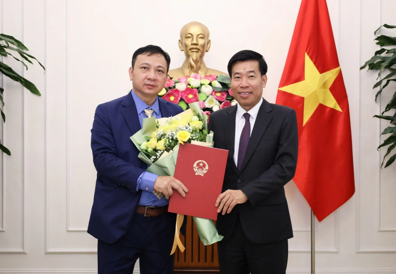Ủy viên Trung ương Đảng, Phó Bí thư Thường trực Đảng ủy Bộ, Thứ trưởng Ngoại giao Nguyễn Mạnh Cường trao quyết định bổ nhiệm đồng chí Vũ Chi Mai, Phó Vụ trưởng Báo Thế giới và Việt Nam.
