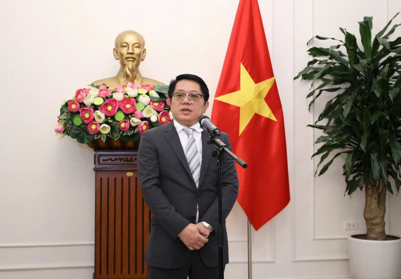 Đồng chí Ngô Trịnh Hà, Phó Chủ nhiệm Ủy ban Nhà nước về người Việt Nam ở nước ngoài thay mặt các cán bộ được bổ nhiệm phát biểu tại buổi Lễ. 