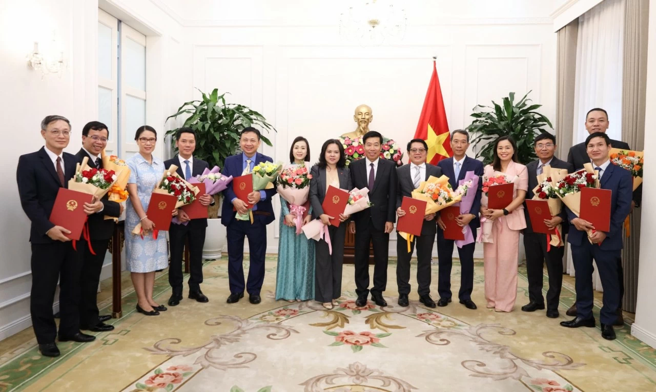 Ủy viên Trung ương Đảng, Phó Bí thư Thường trực Đảng ủy Bộ, Thứ trưởng Nguyễn Mạnh Cường đã trao quyết định tiếp nhận, điều động và bổ nhiệm cán bộ lãnh đạo quản lý cấp Vụ đối với 13 cán bộ thuộc các đơn vị trong Bộ Ngoại giao.