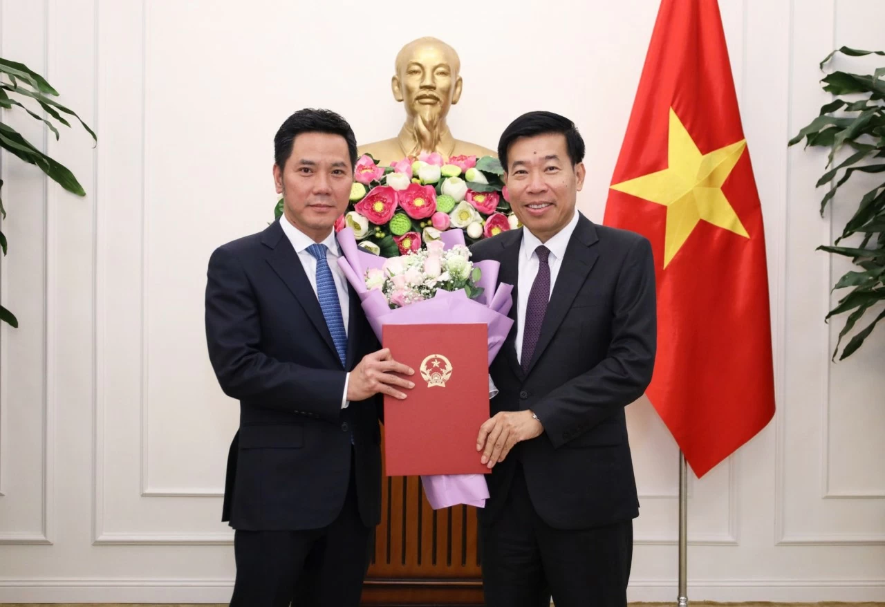 Ủy viên Trung ương Đảng, Phó Bí thư Thường trực Đảng ủy Bộ, Thứ trưởng Ngoại giao Nguyễn Mạnh Cường trao quyết định bổ nhiệm đồng chí Vũ Chi Mai, Phó Vụ trưởng Báo Thế giới và Việt Nam.