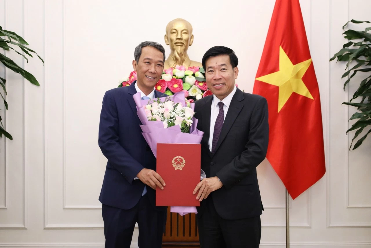 Ủy viên Trung ương Đảng, Phó Bí thư Thường trực Đảng ủy Bộ, Thứ trưởng Ngoại giao Nguyễn Mạnh Cường trao quyết định bổ nhiệm đồng chí Vũ Chi Mai, Phó Vụ trưởng Báo Thế giới và Việt Nam.