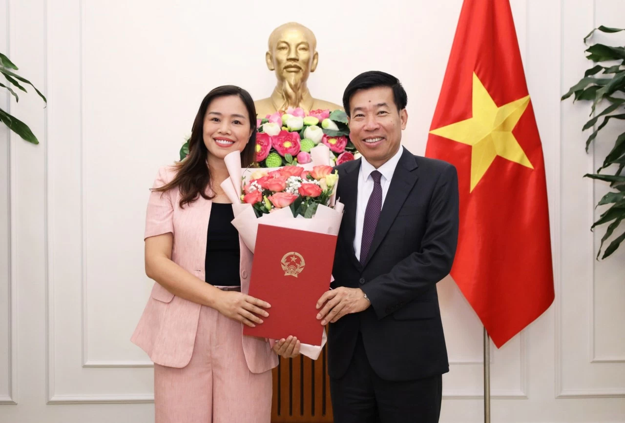 Ủy viên Trung ương Đảng, Phó Bí thư Thường trực Đảng ủy Bộ, Thứ trưởng Ngoại giao Nguyễn Mạnh Cường trao quyết định bổ nhiệm đồng chí Vũ Chi Mai, Phó Vụ trưởng Báo Thế giới và Việt Nam.