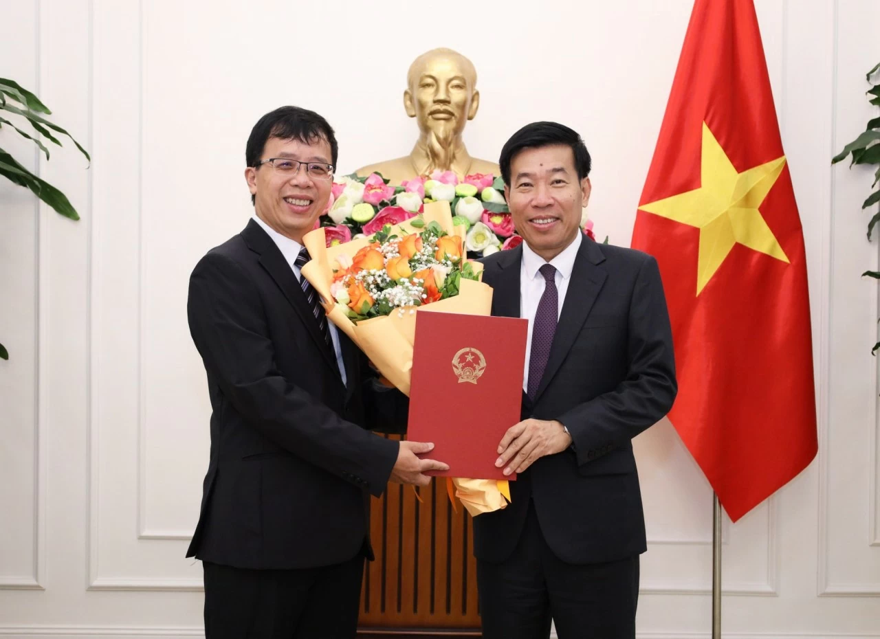 Ủy viên Trung ương Đảng, Phó Bí thư Thường trực Đảng ủy Bộ, Thứ trưởng Ngoại giao Nguyễn Mạnh Cường trao quyết định bổ nhiệm đồng chí Vũ Chi Mai, Phó Vụ trưởng Báo Thế giới và Việt Nam.