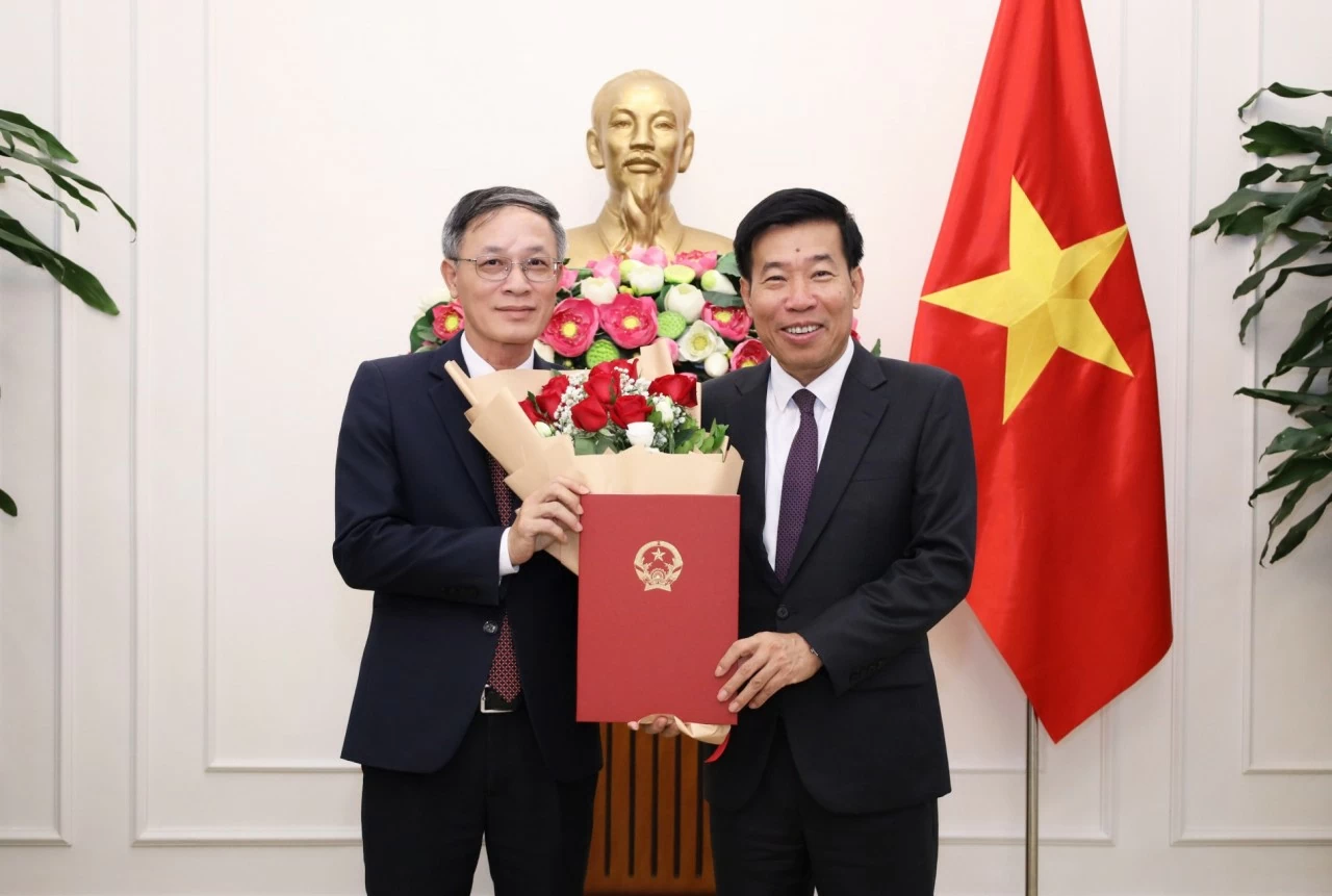 Ủy viên Trung ương Đảng, Phó Bí thư Thường trực Đảng ủy Bộ, Thứ trưởng Ngoại giao Nguyễn Mạnh Cường trao quyết định bổ nhiệm đồng chí Vũ Chi Mai, Phó Vụ trưởng Báo Thế giới và Việt Nam.