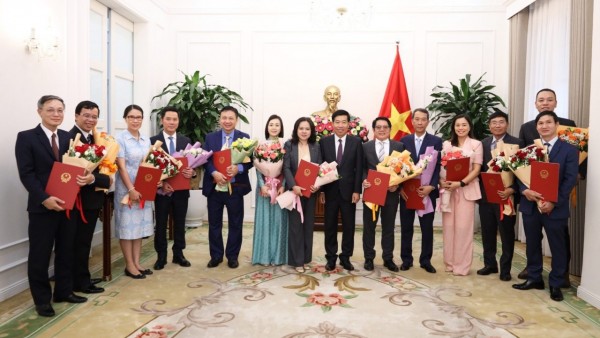 Bộ Ngoại giao công bố và trao quyết định điều động, bổ nhiệm cán bộ lãnh đạo quản lý cấp Vụ