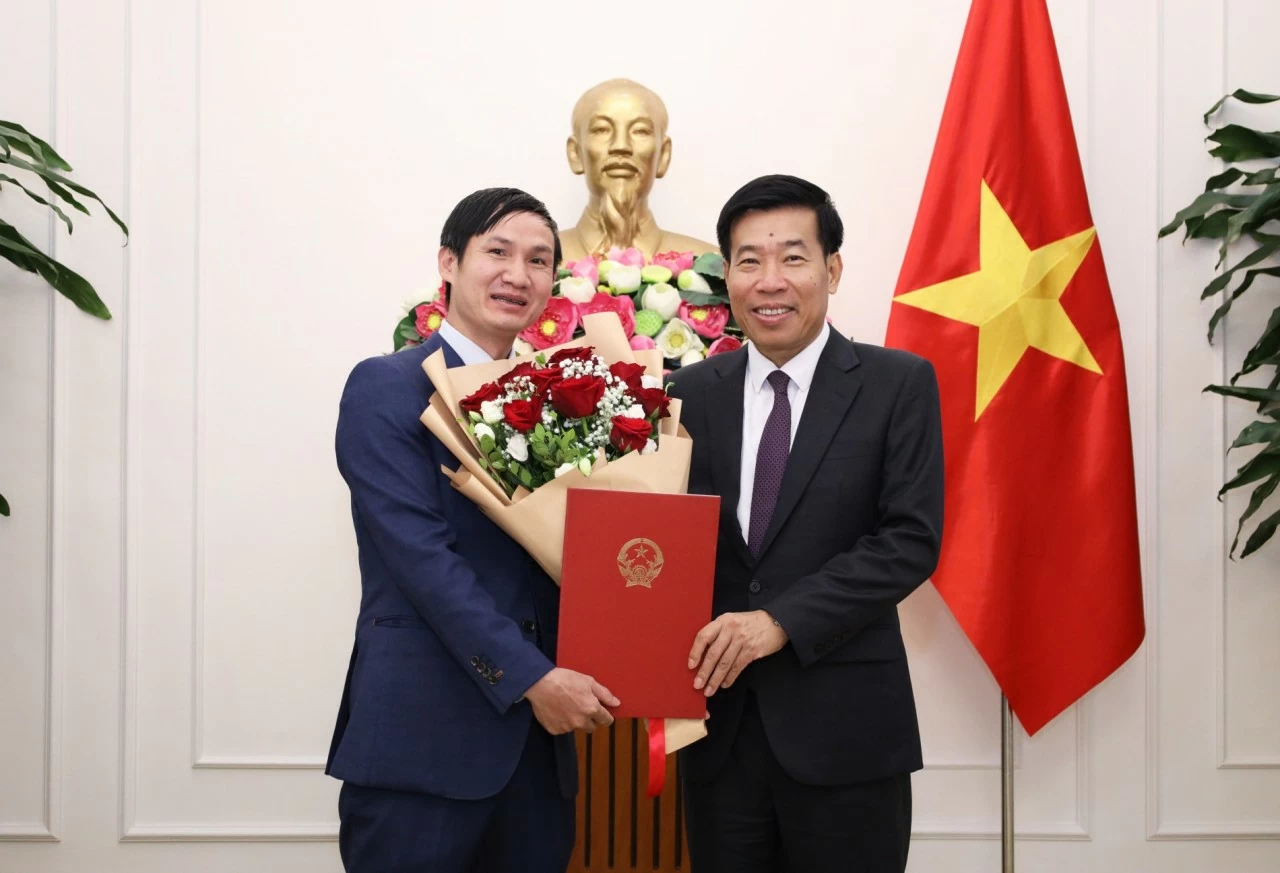 Ủy viên Trung ương Đảng, Phó Bí thư Thường trực Đảng ủy Bộ, Thứ trưởng Ngoại giao Nguyễn Mạnh Cường trao quyết định bổ nhiệm đồng chí Vũ Chi Mai, Phó Vụ trưởng Báo Thế giới và Việt Nam.
