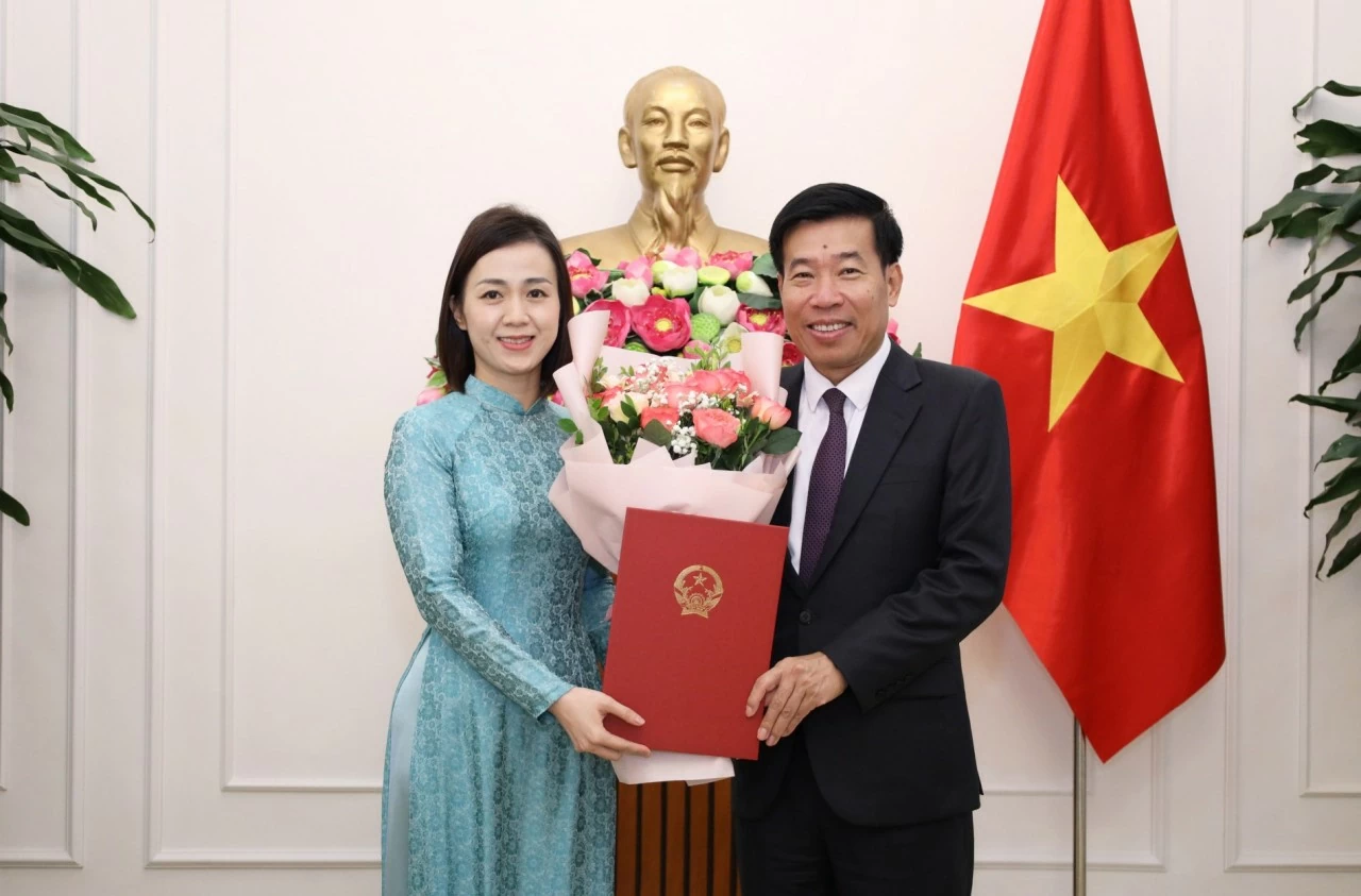 Ủy viên Trung ương Đảng, Phó Bí thư Thường trực Đảng ủy Bộ, Thứ trưởng Ngoại giao Nguyễn Mạnh Cường trao quyết định bổ nhiệm đồng chí Vũ Chi Mai, Phó Vụ trưởng Báo Thế giới và Việt Nam.