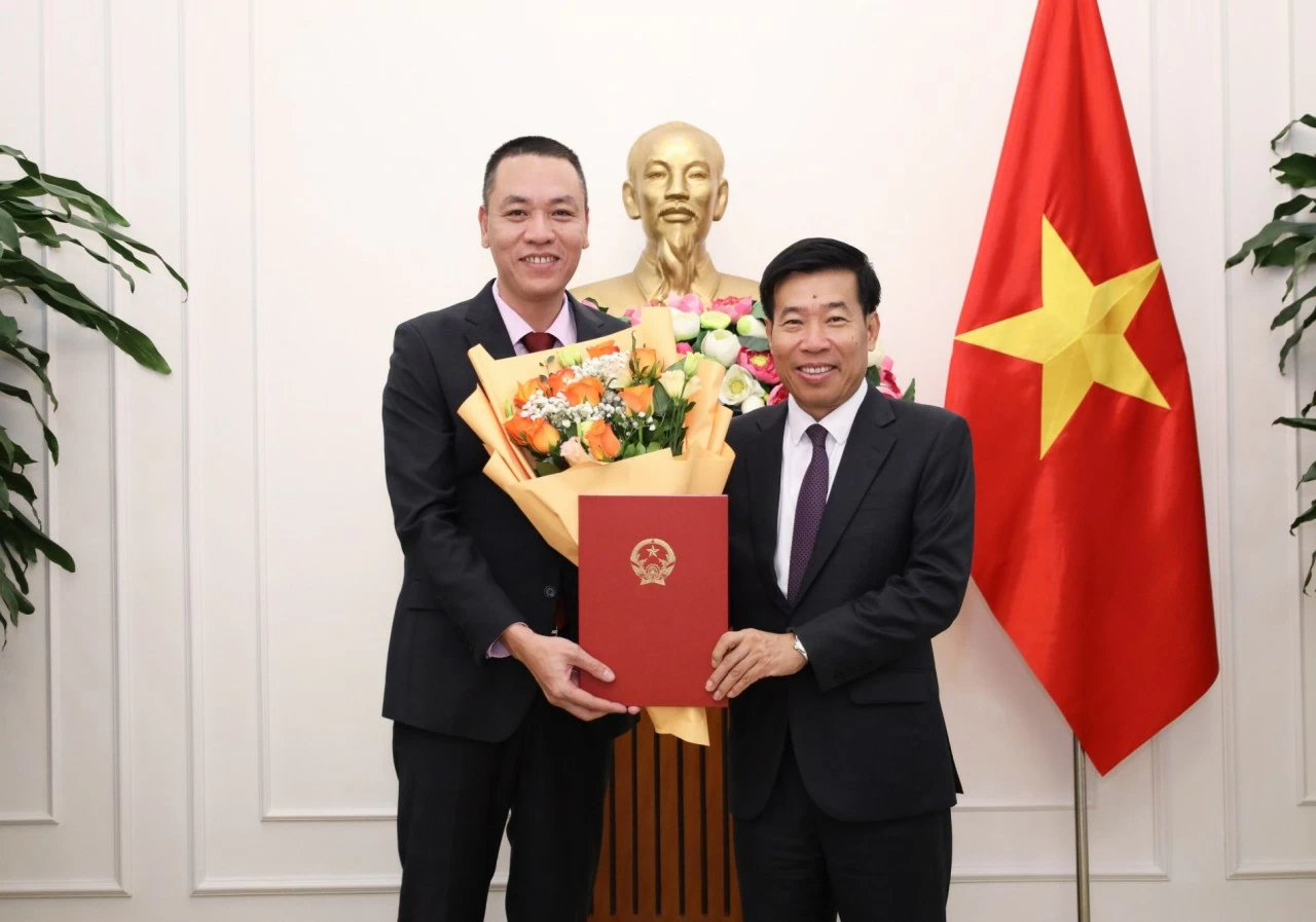 Ủy viên Trung ương Đảng, Phó Bí thư Thường trực Đảng ủy Bộ, Thứ trưởng Ngoại giao Nguyễn Mạnh Cường trao quyết định bổ nhiệm đồng chí Vũ Chi Mai, Phó Vụ trưởng Báo Thế giới và Việt Nam.