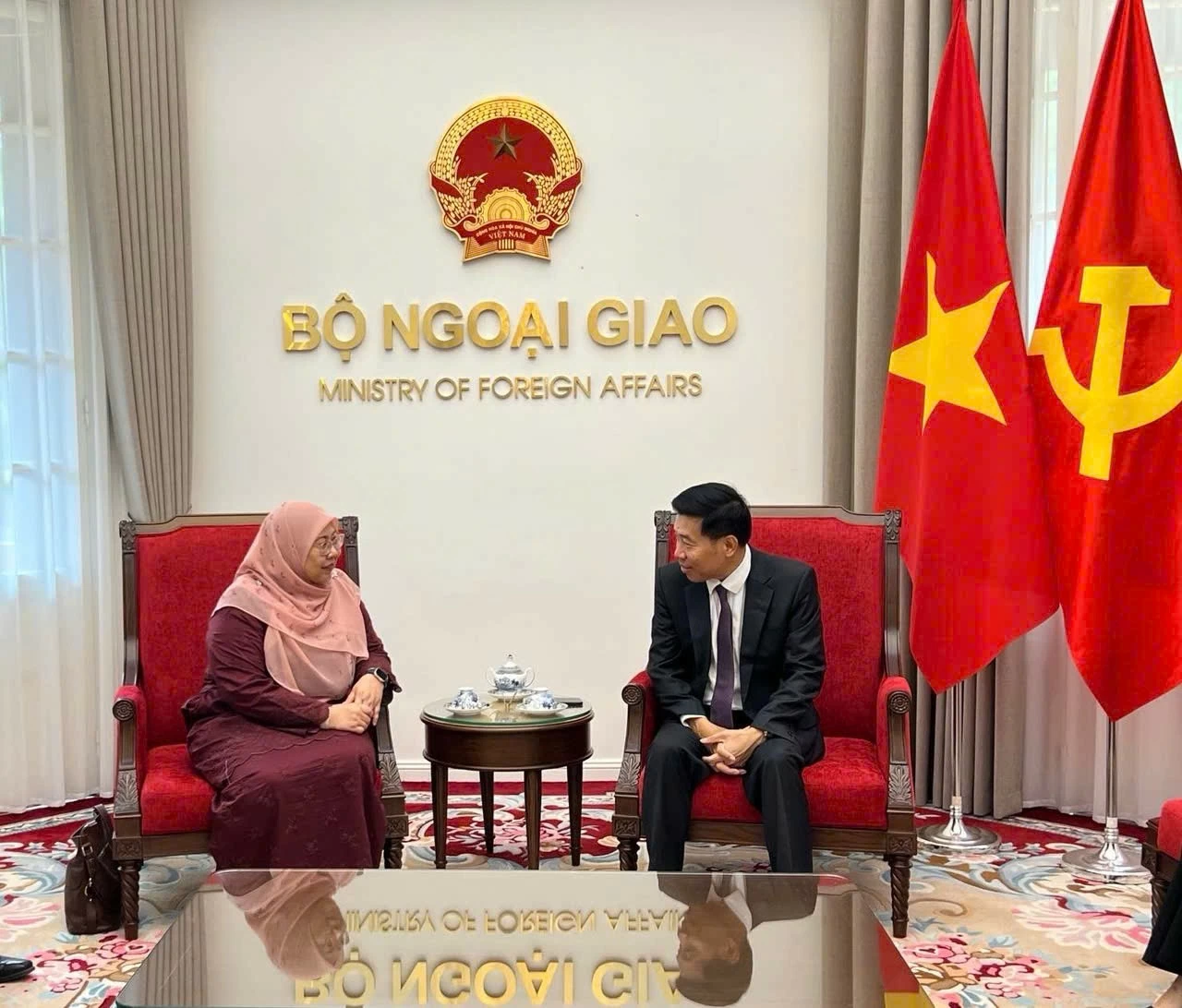 Lãnh đạo Đảng ủy Bộ Ngoại giao tiếp đoàn Đảng Chức nghiệp (Golkar) Indonesia và đoàn Đảng Công lý Nhân dân (PKR) Malaysia