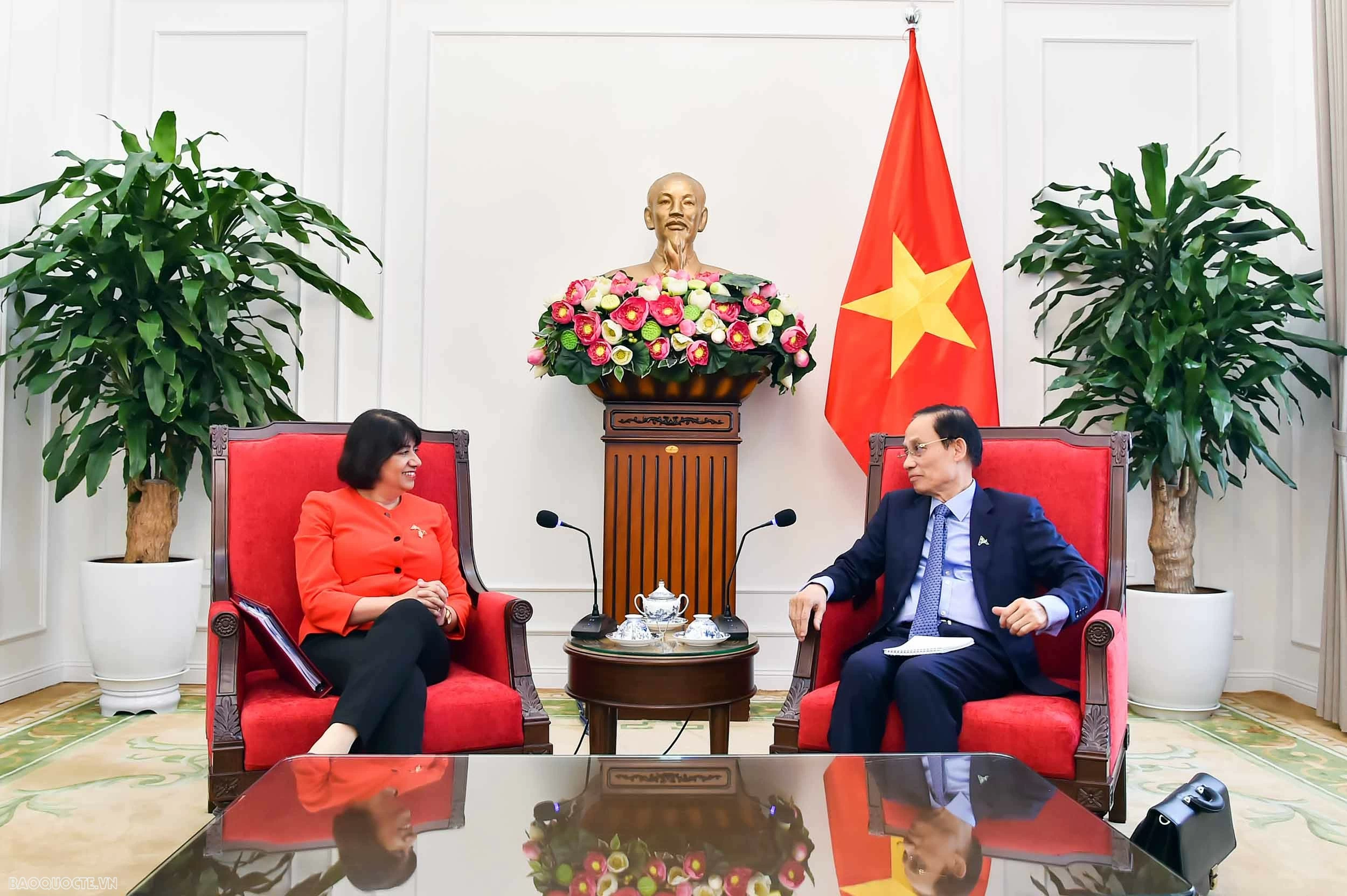 Bộ trưởng Ngoại giao Lê Hoài Trung tiếp Quốc vụ khanh Bộ Ngoại giao Anh
