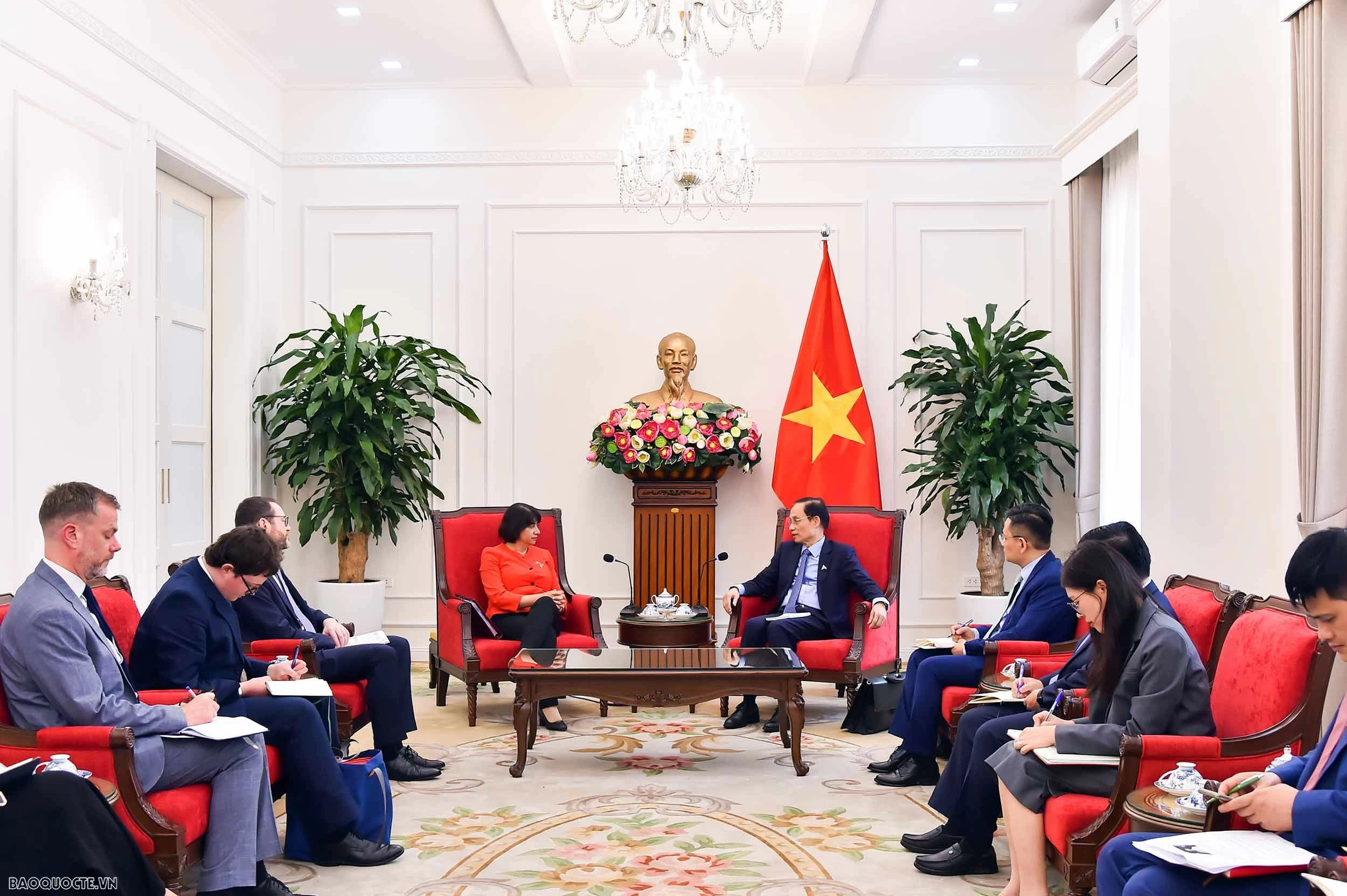 Bộ trưởng Ngoại giao Lê Hoài Trung tiếp Quốc vụ khanh Bộ Ngoại giao Anh