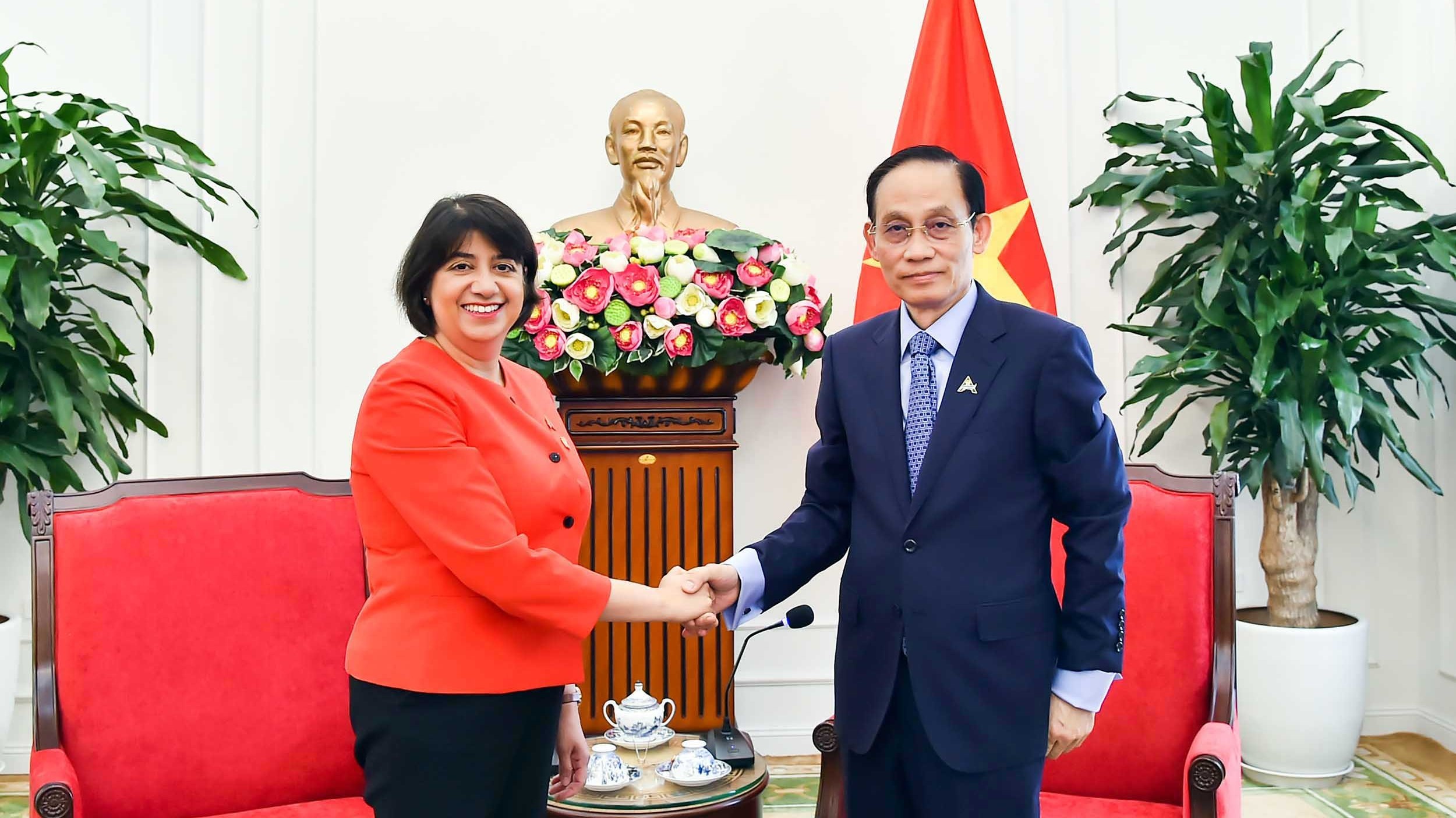 Bộ trưởng Ngoại giao Lê Hoài Trung tiếp Quốc vụ khanh Bộ Ngoại giao Anh