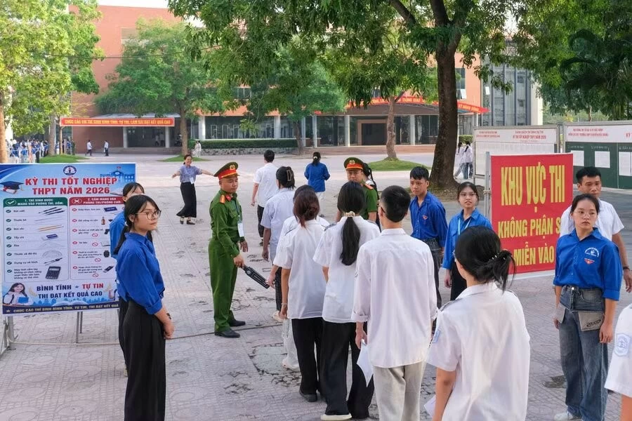 Kỳ thi tốt nghiệp THPT 2026: 12 em bị đình chỉ buổi thi Ngữ văn Kỳ thi tốt nghiệp THPT 2026: 12 em bị đình chỉ buổi thi Ngữ văn