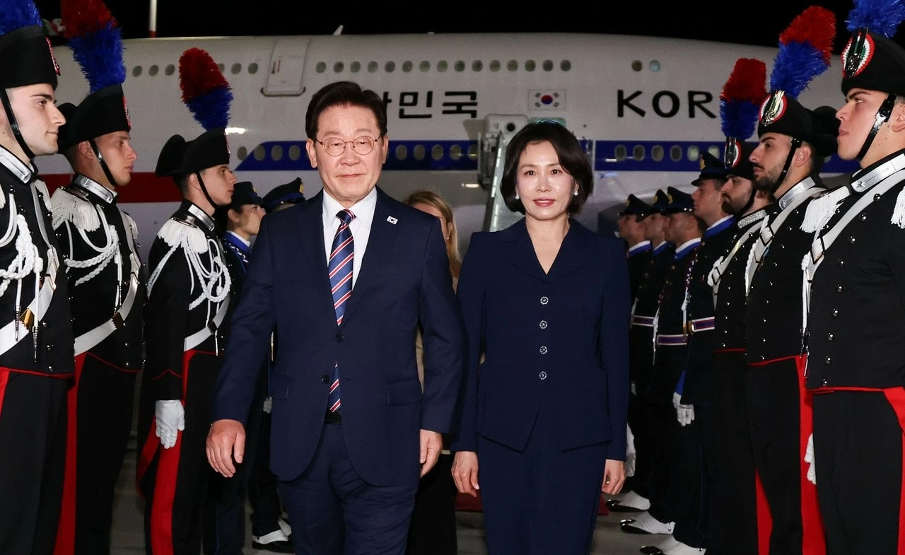 Tổng thống Hàn Quốc Lee Jae Myung và Đệ nhất phu nhân Kim Hye Kyung đặt chân tới sân bay quốc tế Fiumicino ở Rome ngày 10/6, trong khuôn khổ chuyến thăm Italy. (Nguồn: Yonhap)