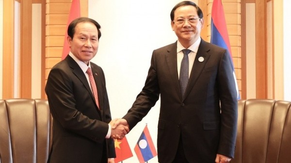 Phó Thủ tướng Lê Tiến Châu hội kiến Thủ tướng Lào Sonexay Siphandone