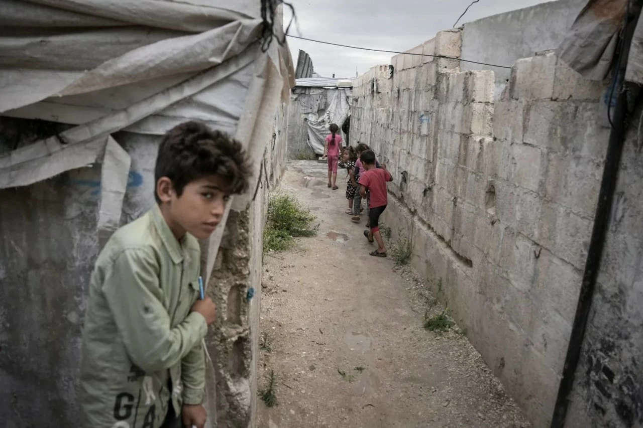 Trẻ em vui chơi tại trại Al-Karama gần làng Atmeh, tỉnh Idlib, Syria, ngày 19/5/2026. Khu trại được dựng lên từ những năm đầu của cuộc xung đột Syria để làm nơi ở cho người dân phải di dời trong nước. (Ảnh: Asharq Al-Awsat)