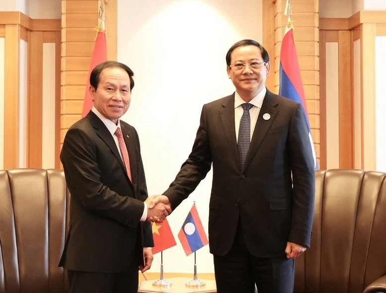Phó Thủ tướng Lê Tiến Châu hội kiến Thủ tướng Lào Sonexay Siphandone