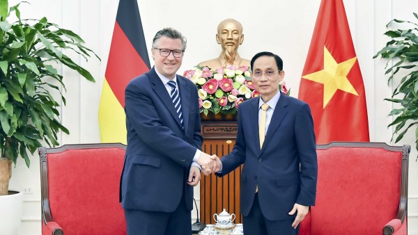 Bộ trưởng Ngoại giao Lê Hoài Trung tiếp Quốc vụ khanh Bộ Ngoại giao Đức