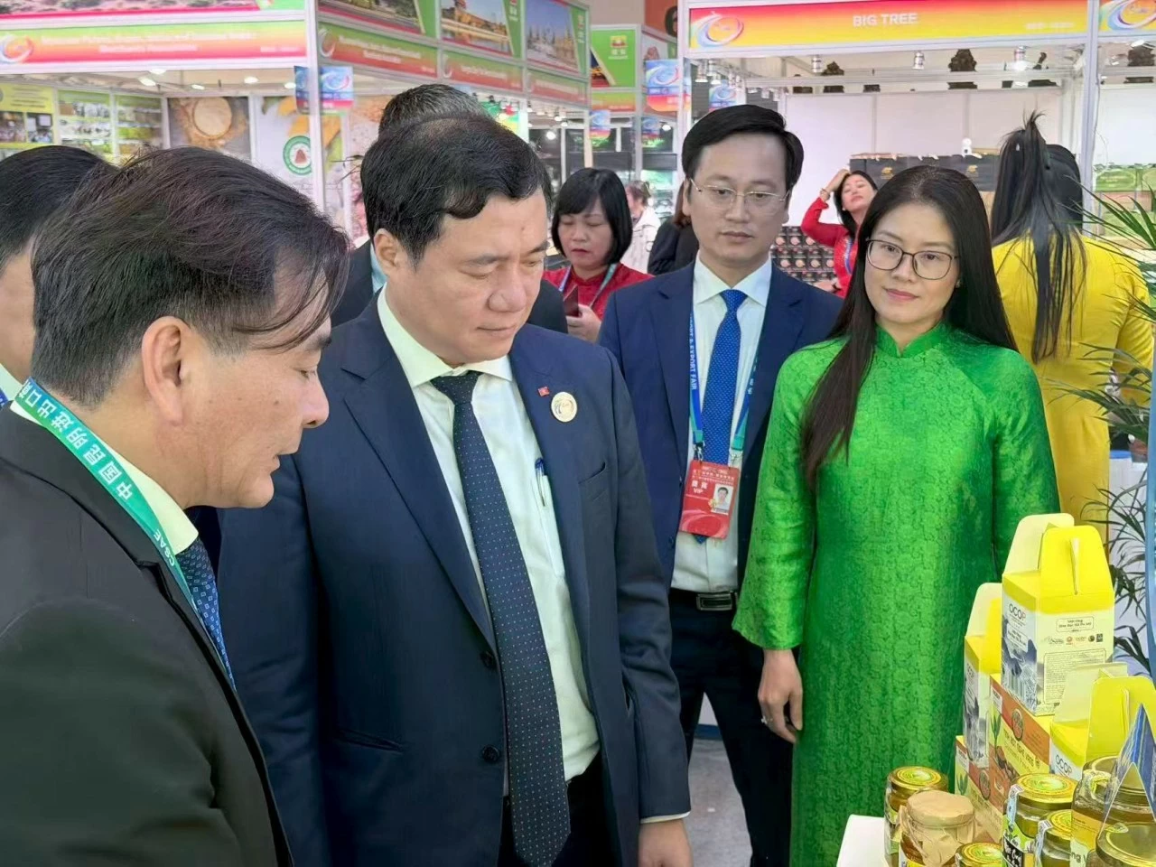 Thứ trưởng Bộ C&ocirc;ng Thương Nguyễn Sinh Nhật T&acirc;n tham dự Hội chợ