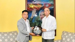 Đại sứ quán Cuba tại Việt Nam tiếp nhận tác phẩm ‘Fidel Castro Ruz - Cuba trong trái tim người Việt’