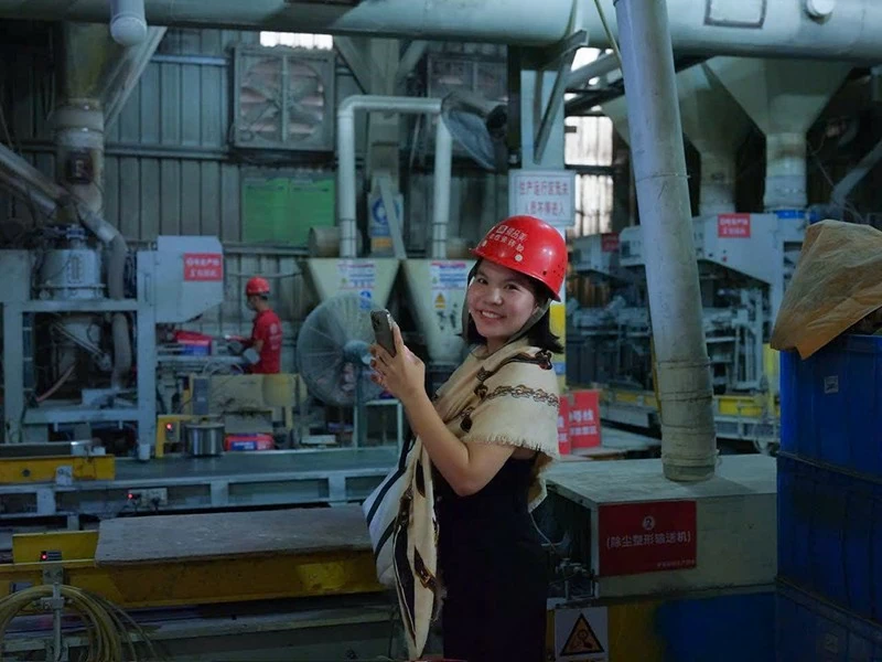 Tổng Giám đốc Đỗ Thị Thơm trực tiếp giám sát quy trình kiểm soát chất lượng, bảo đảm tiêu chuẩn sản phẩm trước khi xuất xưởng.