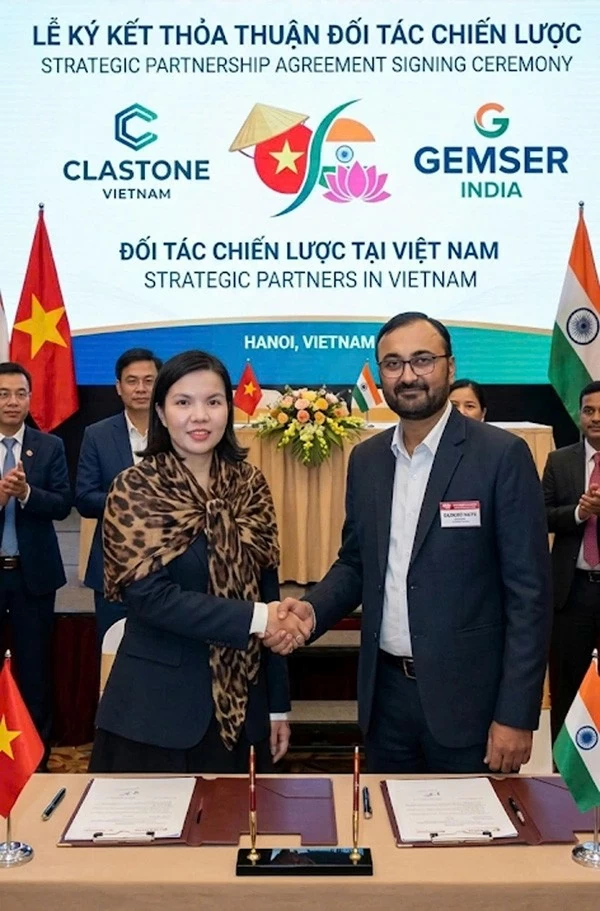 Tổng Giám đốc CLA STONE Đỗ Thị Thơm ký kết hợp tác với đối tác nước ngoài, mở rộng cơ hội phát triển trên thị trường quốc tế.