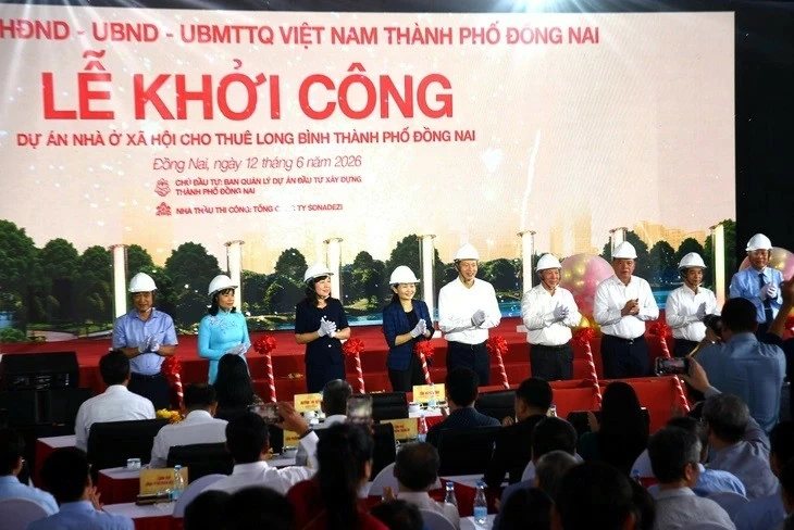 Ủy viên Trung ương Đảng, Bí thư Thành ủy, Trưởng Đoàn đại biểu Quốc hội TP Đồng Nai Vũ Hồng Văn cùng các đại biểu làm thủ tục khởi công dự án nhà ở xã hội cho thuê Long Bình. (Nguồn: Tuổi trẻ) Ủy viên Trung ương Đảng, Bí thư Thành ủy, Trưởng Đoàn đại biểu Quốc hội TP Đồng Nai Vũ Hồng Văn cùng các đại biểu làm thủ tục khởi công dự án nhà ở xã hội cho thuê Long Bình. (Nguồn: Tuổi trẻ)