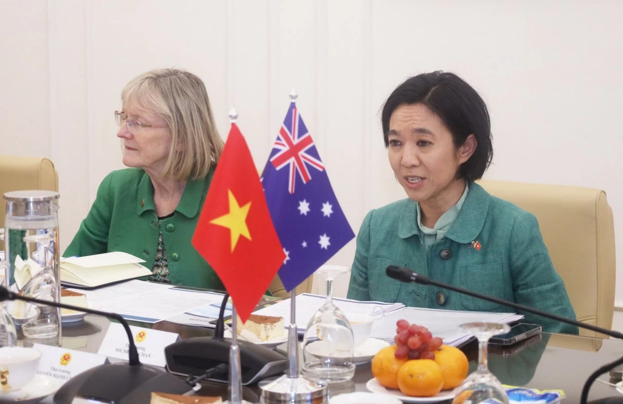 Thứ trưởng Ngoại giao và Thương mại Australia Michelle Chan phát biểu tại buổi làm việc. (Ảnh: Thành Long)