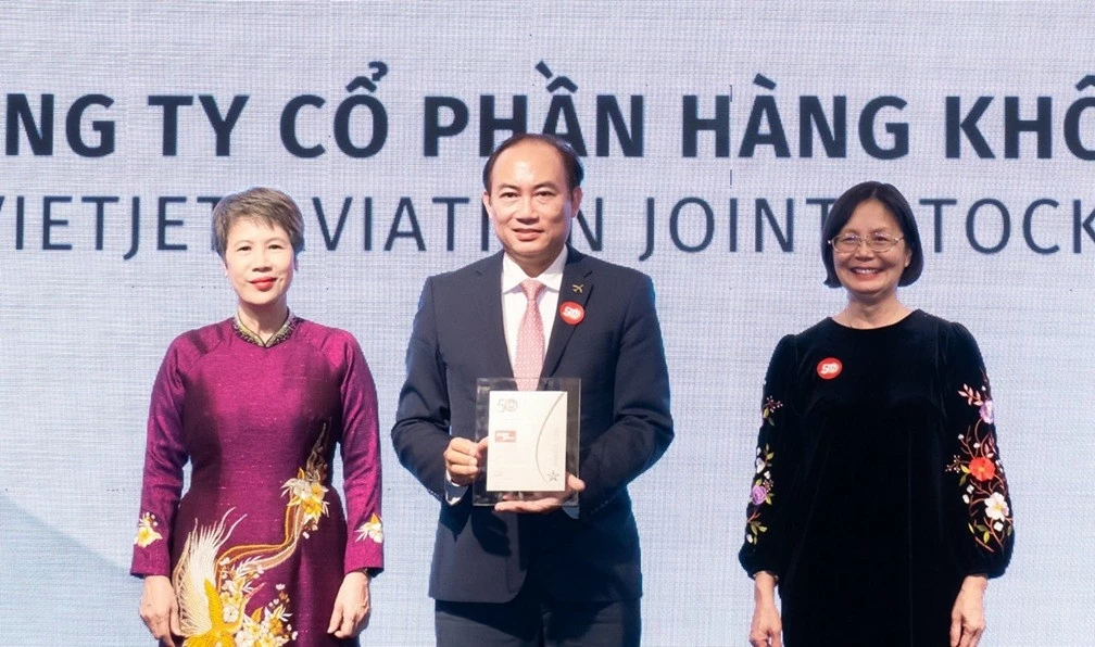 Phó Tổng giám đốc Thường trực Vietjet Tô Việt Thắng (giữa) đại diện hãng nhận giải thưởng Doanh nghiệp phát triển bền vững tiêu biểu. 