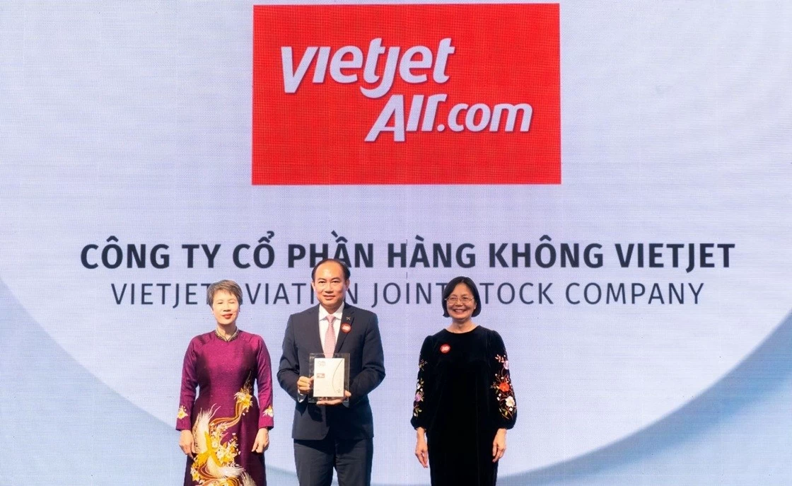 Phó Tổng giám đốc Thường trực Vietjet Tô Việt Thắng (giữa) đại diện hãng nhận giải thưởng Doanh nghiệp phát triển bền vững tiêu biểu. Phó Tổng giám đốc Thường trực Vietjet Tô Việt Thắng (giữa) đại diện hãng nhận giải thưởng Doanh nghiệp phát triển bền vững tiêu biểu.