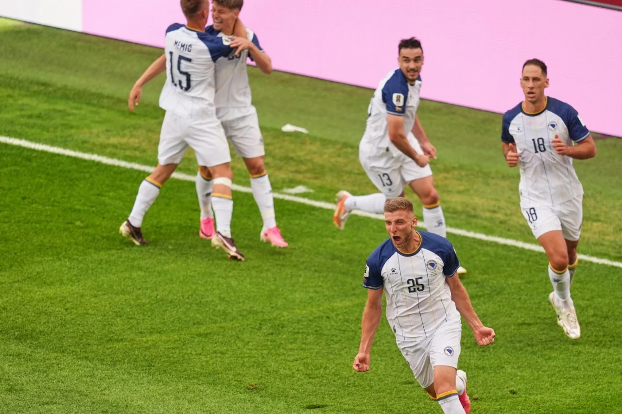 Canada 1-1 Bosnia & Herzegovina: Cyle Larin đi vào lịch sử, Canada giành điểm số đầu tiên tại World Cup sau 40 năm chờ đợi Canada 1-1 Bosnia & Herzegovina: Cyle Larin đi vào lịch sử, Canada giành điểm số đầu tiên tại World Cup sau 40 năm chờ đợi