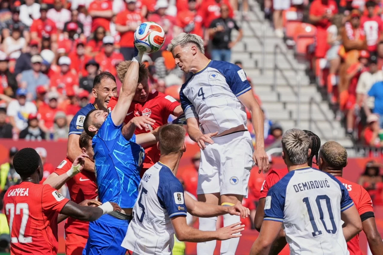 Canada 1-1 Bosnia & Herzegovina: Cyle Larin đi vào lịch sử, Canada giành điểm số đầu tiên tại World Cup sau 40 năm chờ đợi Canada 1-1 Bosnia & Herzegovina: Cyle Larin đi vào lịch sử, Canada giành điểm số đầu tiên tại World Cup sau 40 năm chờ đợi