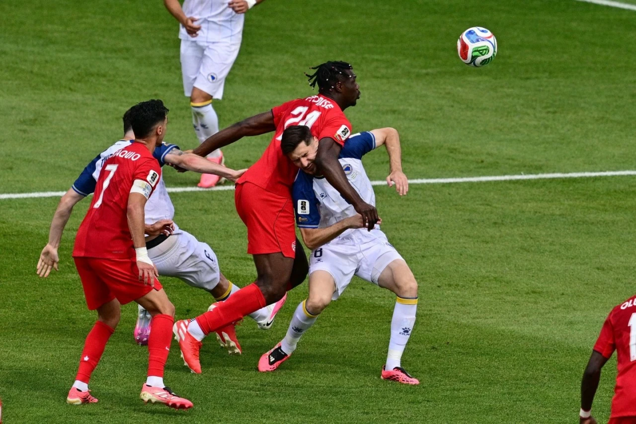Canada 1-1 Bosnia & Herzegovina: Cyle Larin đi vào lịch sử, Canada giành điểm số đầu tiên tại World Cup sau 40 năm chờ đợi Canada 1-1 Bosnia & Herzegovina: Cyle Larin đi vào lịch sử, Canada giành điểm số đầu tiên tại World Cup sau 40 năm chờ đợi