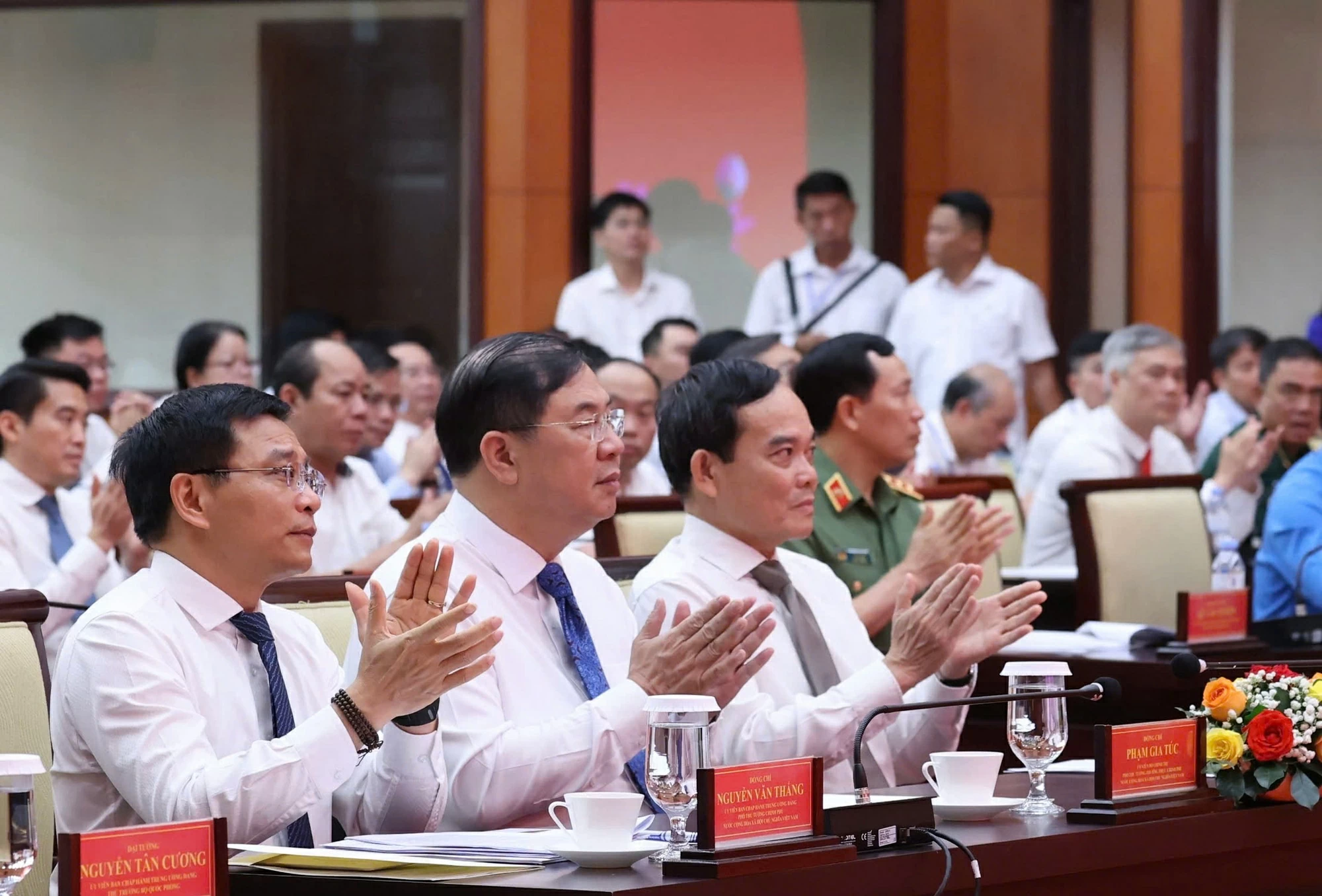 Thủ tướng Lê Minh Hưng phát động Phong trào thi đua quyết tâm thực hiện thắng lợi mục tiêu tăng trưởng bền vững 2 con số Thủ tướng Lê Minh Hưng phát động Phong trào thi đua quyết tâm thực hiện thắng lợi mục tiêu tăng trưởng bền vững 2 con số