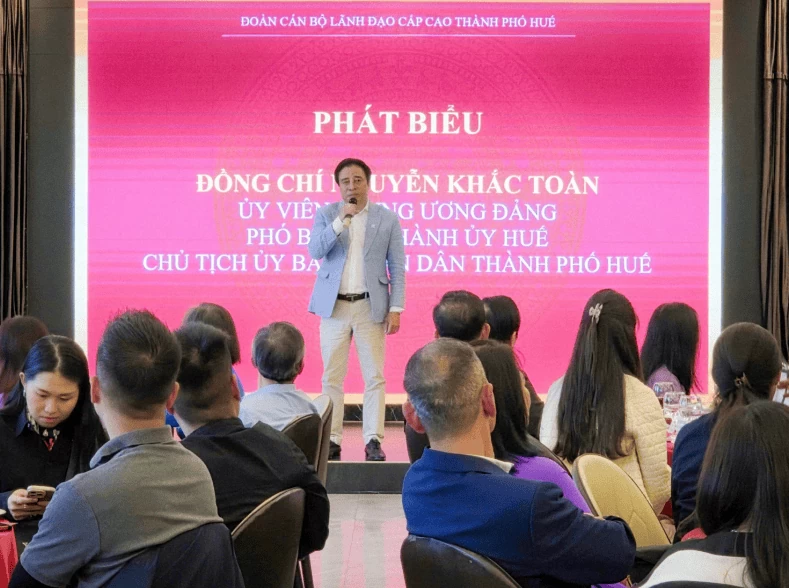 Chủ tịch UBND thành phố Huế Nguyễn Khắc Toàn phát biểu tại buổi gặp gỡ cộng đồng người Việt Nam và bà con quê Huế tại Hungary