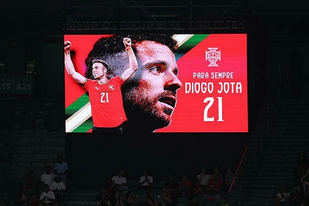 Một màn hình hiển thị hình ảnh tri ân Diogo Jota trong trận đấu vòng loại World Cup 2026 giữa Bồ Đào Nha và Cộng hòa Ireland tại sân Estadio Jose Alvalade vào ngày 11/10/2025. (Nguồn: Getty Images)