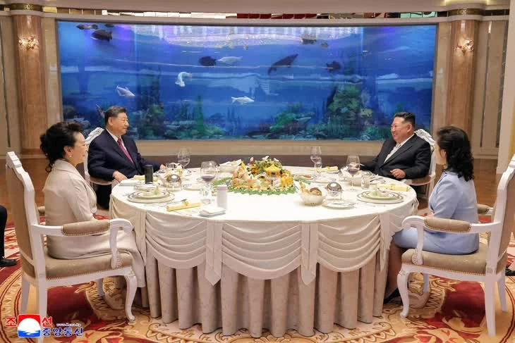 Lãnh đạo Triều Tiên Kim Jong Un và Phu nhân Ri Sol Ju dùng bữa trưa cùng Chủ tịch Trung Quốc Tập Cận Bình và Phu nhân Bành Lệ Viện tại Nhà khách quốc gia Kumsusan ở Bình Nhưỡng ngày 9/6. (Nguồn: KCNA)