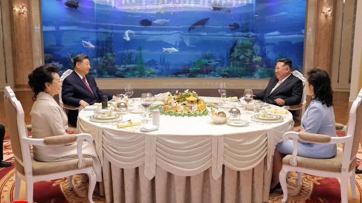 Ảnh ấn tượng: Chủ tịch Trung Quốc nói gì ở Triều Tiên, Tổng thống Mỹ bị 'la ó' khi đi xem NBA, máy bay chở Giáo hoàng Leo XIV không thể cất cánh
