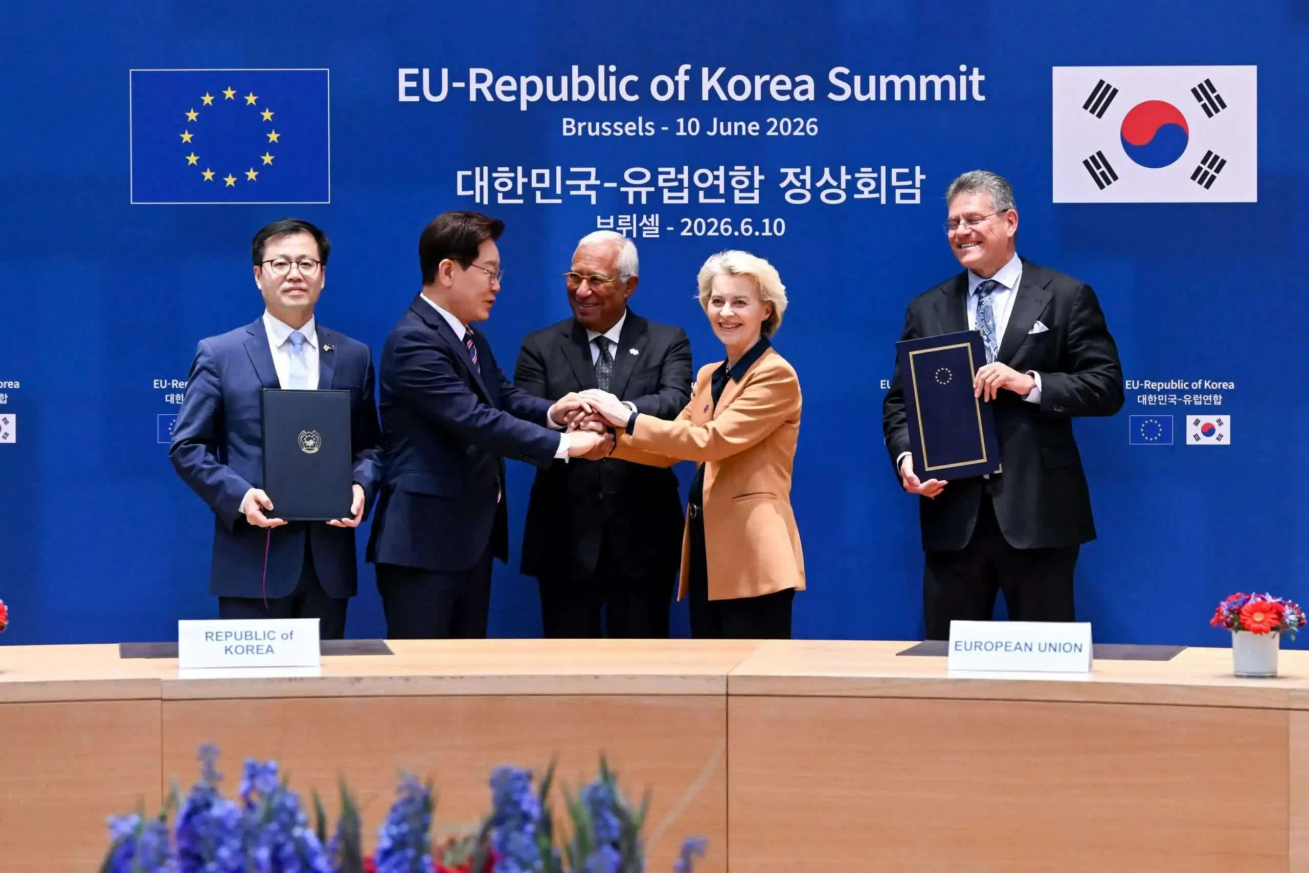 Chủ tịch Hội đồng châu Âu Antonio Costa, Chủ tịch Ủy ban châu Âu Ursula von der Leyen và Tổng thống Hàn Quốc Lee Jae Myung tại Hội nghị thượng đỉnh EU-Hàn Quốc lần thứ 11 ở Brussels, Bỉ, ngày 10/6. (Nguồn: enw)