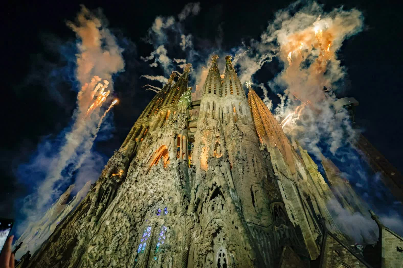 Pháo hoa thắp sáng bầu trời phía trên Sagrada Família ở Barcelona sau khi Pope Leo XIV làm phép cho Tháp Chúa Giêsu vào thứ Tư, 10/6. Việc hoàn thành tòa tháp này đã đưa Sagrada Família trở thành nhà thờ cao nhất thế giới. (Nguồn: Europa Press)