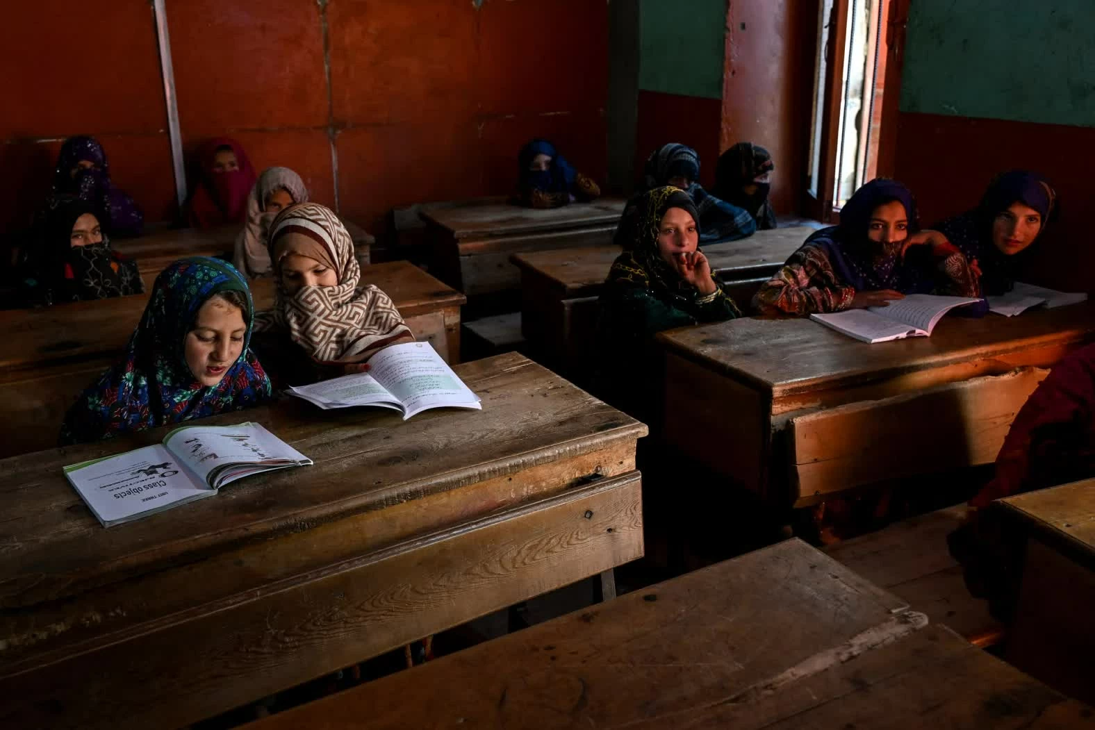 Các bé gái tham gia một lớp học tại trường tiểu học ở làng Eshtiwi, Afghanistan, vào thứ Hai, 8/6. (Nguồn: Getty Images)