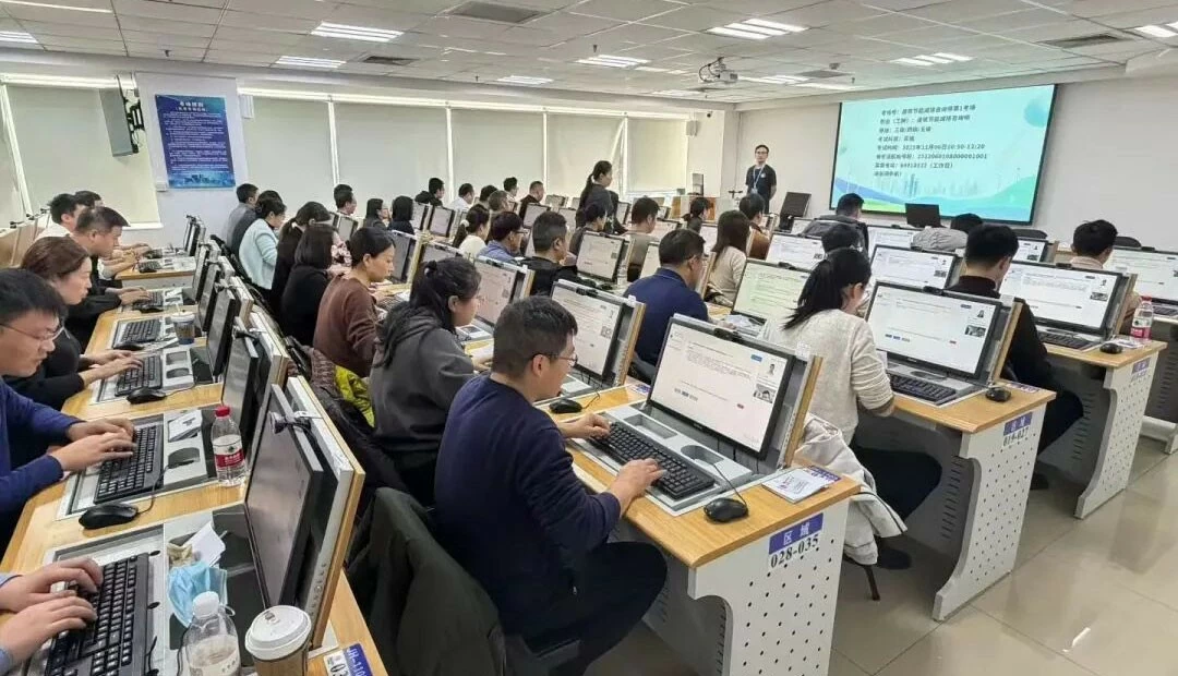 Sinh viên tham gia khóa huấn luyện chuyên sâu về AI tại Trường Giáo dục Nghề nghiệp Tương lai AI Bắc Kinh. Nguồn: Tài khoản WeChat chính thức của trường. Sinh viên tham gia khóa huấn luyện chuyên sâu về AI tại Trường Giáo dục Nghề nghiệp Tương lai AI Bắc Kinh. Nguồn: Tài khoản WeChat chính thức của trường.