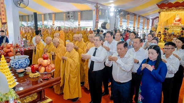Trang nghiêm tưởng niệm, cầu siêu anh hùng liệt sĩ tại Công viên Lê Thị Riêng