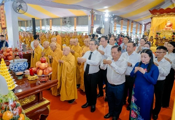 Trang nghiêm tưởng niệm, cầu siêu anh hùng liệt sĩ tại Công viên Lê Thị Riêng Trang nghiêm tưởng niệm, cầu siêu anh hùng liệt sĩ tại Công viên Lê Thị Riêng