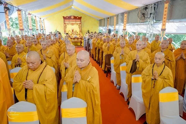 Trang nghiêm tưởng niệm, cầu siêu anh hùng liệt sĩ tại Công viên Lê Thị Riêng Trang nghiêm tưởng niệm, cầu siêu anh hùng liệt sĩ tại Công viên Lê Thị Riêng