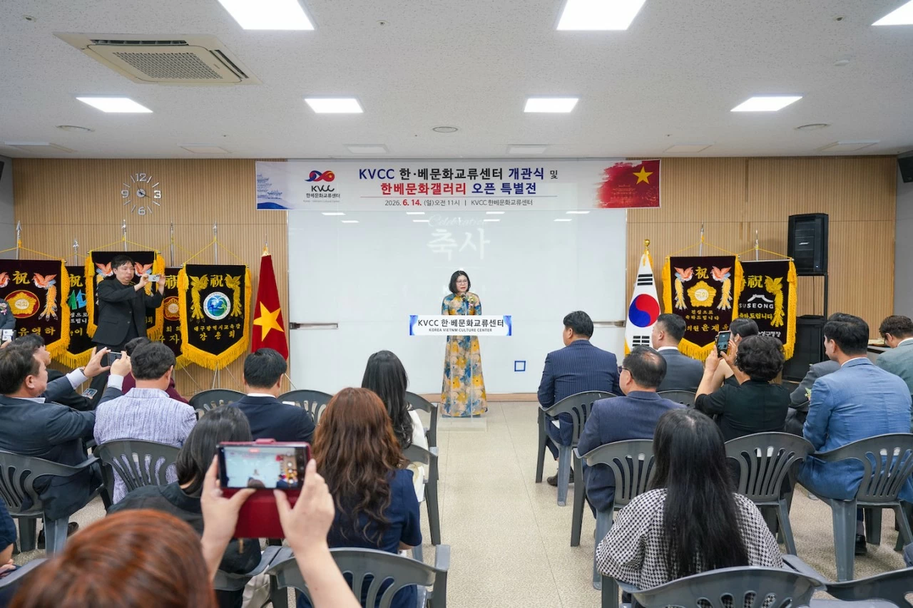 Tổng Lãnh sự Đoàn Phương Lan dự Lễ khai trương Trung tâm Giao lưu Văn hóa Hàn-Việt tại thành phố Daegu Tổng Lãnh sự Đoàn Phương Lan dự Lễ khai trương Trung tâm Giao lưu Văn hóa Hàn-Việt tại thành phố Daegu