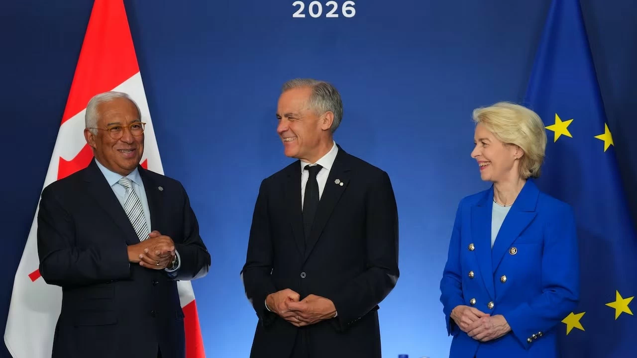 Thủ tướng Canada Mark Carney hội đàm với Chủ tịch EC Ursula von der Leyen và Chủ tịch Hội đồng châu Âu António Costa bên lề Hội nghị Thượng đỉnh G7 tại Évian-les-Bains, Pháp, ngày 15/6. Tại đây, ông Carney công bố doanh nghiệp Canada đầu tiên giành được hợp đồng quốc phòng theo cơ chế SAFE của EU. (Nguồn: CBC) Thủ tướng Canada Mark Carney hội đàm với Chủ tịch EC Ursula von der Leyen và Chủ tịch Hội đồng châu Âu António Costa bên lề Hội nghị Thượng đỉnh G7 tại Évian-les-Bains, Pháp, ngày 15/6. Tại đây, ông Carney công bố doanh nghiệp Canada đầu tiên giành được hợp đồng quốc phòng theo cơ chế SAFE của EU. (Nguồn: CBC)