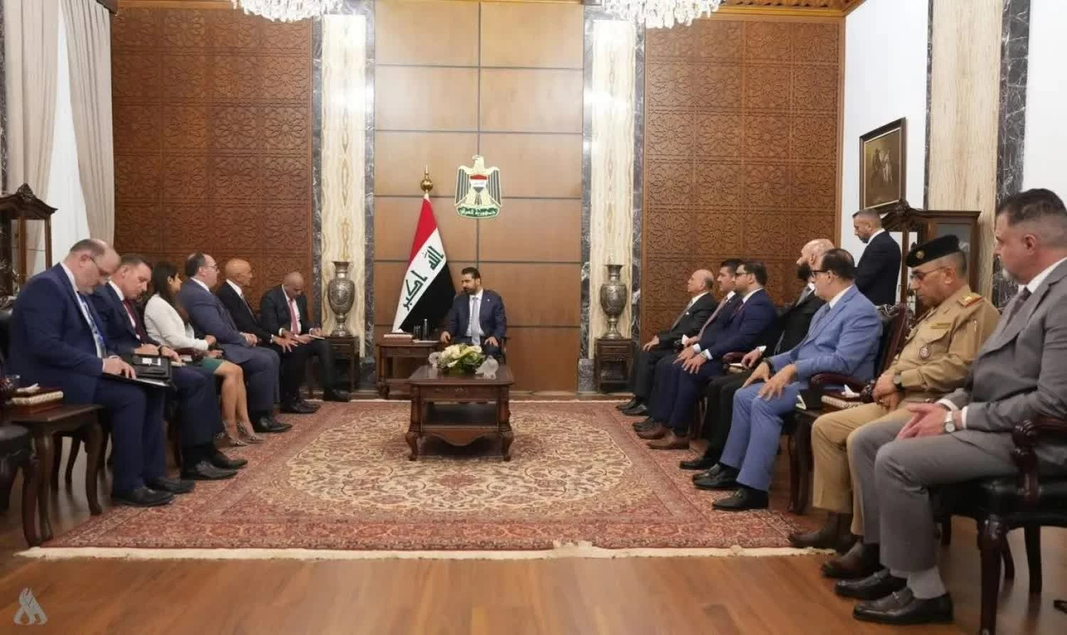 Đặc phái viên Mỹ về Iraq và Syria Tom Barrack gặp Thủ tướng Iraq Ali Al-Zaidi tại Baghdad, thảo luận kế hoạch đưa toàn bộ vũ khí về dưới sự kiểm soát của nhà nước, đồng thời thúc đẩy hợp tác kinh tế, năng lượng giữa hai nước. (Nguồn: Asharq Al-Awsat) Đặc phái viên Mỹ về Iraq và Syria Tom Barrack gặp Thủ tướng Iraq Ali Al-Zaidi tại Baghdad, thảo luận kế hoạch đưa toàn bộ vũ khí về dưới sự kiểm soát của nhà nước, đồng thời thúc đẩy hợp tác kinh tế, năng lượng giữa hai nước. (Nguồn: Asharq Al-Awsat)