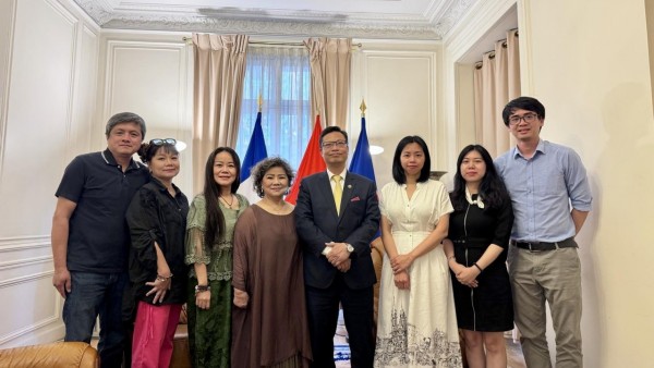 Vietnamese Embassy in France accompanies businesses and artists