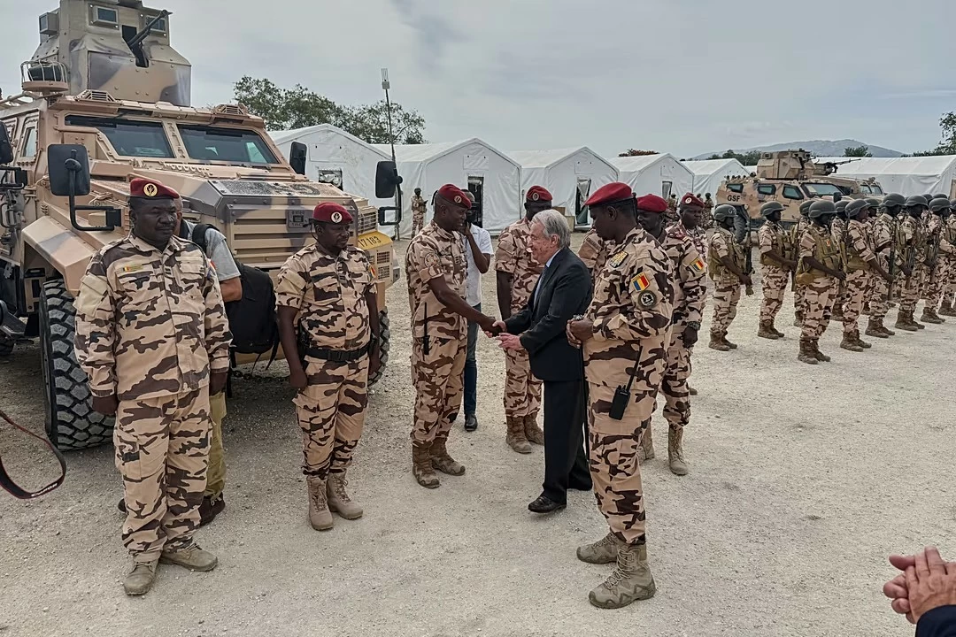 Tổng Thư ký Liên hợp quốc António Guterres chào các binh sĩ Chad tại một căn cứ ở Port-au-Prince trong chuyến thăm Haiti ngày 16/6, giữa lúc cộng đồng quốc tế tăng cường hỗ trợ nước này ứng phó với khủng hoảng an ninh do bạo lực băng nhóm leo thang. (Nguồn: Euronews) Tổng Thư ký Liên hợp quốc António Guterres chào các binh sĩ Chad tại một căn cứ ở Port-au-Prince trong chuyến thăm Haiti ngày 16/6, giữa lúc cộng đồng quốc tế tăng cường hỗ trợ nước này ứng phó với khủng hoảng an ninh do bạo lực băng nhóm leo thang. (Nguồn: Euronews)
